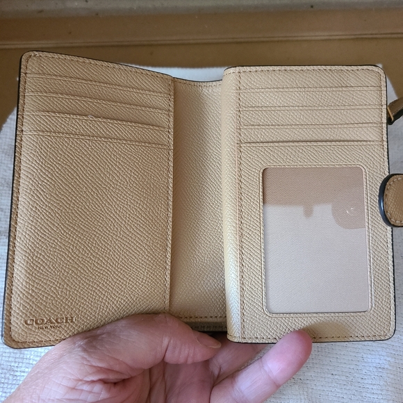 NWT COACH BEIGE WALLET. - Picture 6 of 10